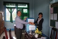 Thư viện tỉnh Đồng Tháp tặng sách cho Trường Phan Chu Trinh